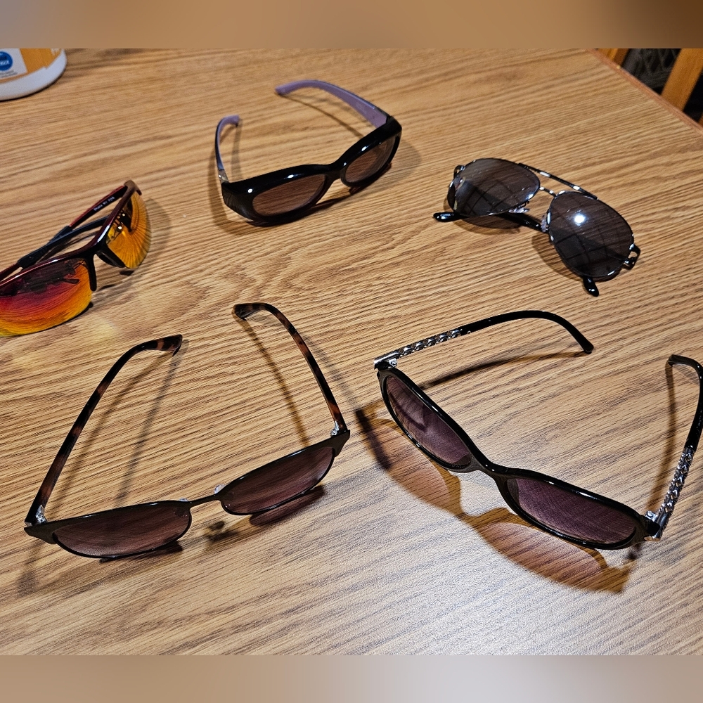 Sunglasses: Oscar De La Renta, Foster Grant, Haven, and more.  5 pair.